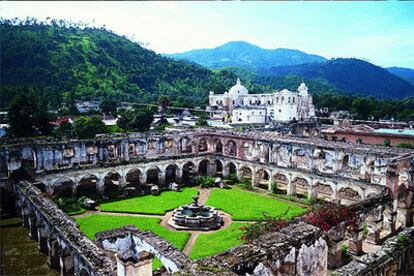 Ruinas del claustro dieciochesco del convento de Santa Clara, en Antigua (también llamada La Antigua Guatemala), con la iglesia de San Francisco el Grande al fondo.