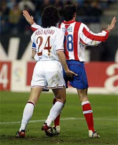 Pablo Alfaro, junto a Toché antes del lanzamiento de un córner.