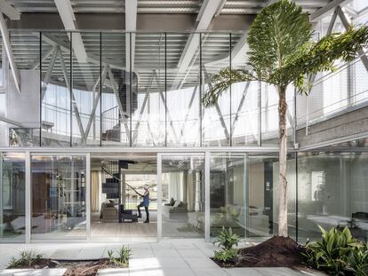 <b>La reconquista de las plantas.</b> Esta casa
en Aravaca (Madrid), diseñada por el estudio Z4Z4, tiene dos jardines. En este invernadero de doble altura, los alcorques y los parterres útiles y contemplativos refrescan, decoran y dan vida
a la vivienda.
