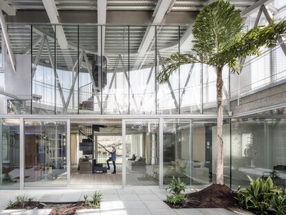 <b>La reconquista de las plantas.</b> Esta casa 
en Aravaca (Madrid), diseñada por el estudio Z4Z4, tiene dos jardines. En este invernadero de doble altura, los alcorques y los parterres útiles y contemplativos refrescan, decoran y dan vida 
a la vivienda.
