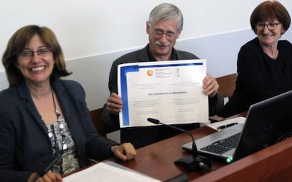 Jon Landaburu, ayer, sostiene el diploma de miembro de honor de la cátedra Unesco entre la consejera Blanca Urgell y la coordinadora de la cátedra, Itziar Idiazabal.