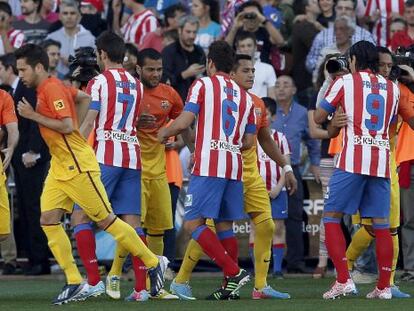 Los jugadores del Atletico le hacen el pasillo al FC Barcelona.