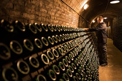 Envejecimiento de espumosos en la cava de la firma Recaredo, una bodega que pertenece a la denominación Corpinnat.