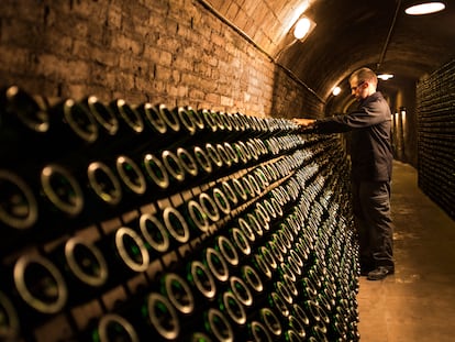 Envejecimiento de espumosos en la cava de la firma Recaredo, una bodega que pertenece a la denominación Corpinnat.