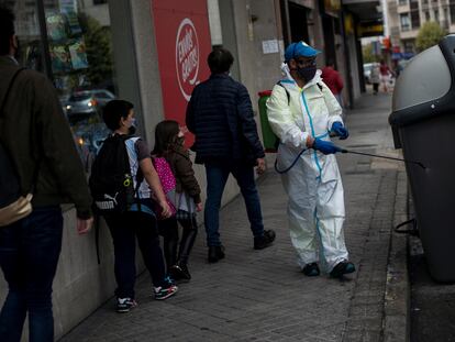 Operarios del Ayuntamiento de Ourense desinfectan las calles de la ciudad, este viernes.