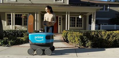 Scout, de Amazon Prime, llega al domicilio de una cliente para entregarle un paquete.
