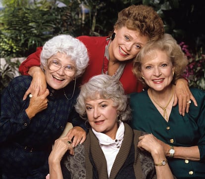 Estelle Getty, Rue McClanahan, Betty White y Bea Arthur (abajo), en una imagen promocional de 'Las chicas de oro' de 1988