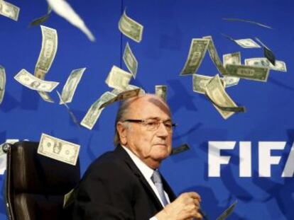 Blatter, entre billetes