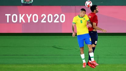 Guilherme Arana y Mikel Merino en una lucha aérea.