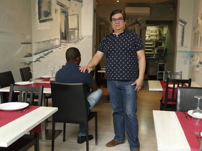 Ibrahima y Paulo D'Angelo en el restaurante Il tocco giusto da Luigi en la calle Cardenal Cisneros de Madrid.