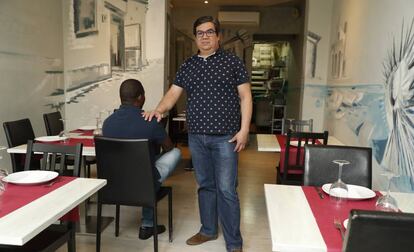 Ibrahima y Paulo D'Angelo en el restaurante Il tocco giusto da Luigi en la calle Cardenal Cisneros de Madrid.