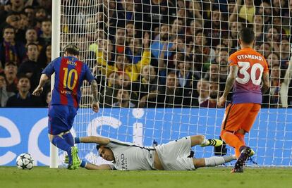 El jugador argentino del Barcelona Lionel Messi, antes de meter gol su primer gol.