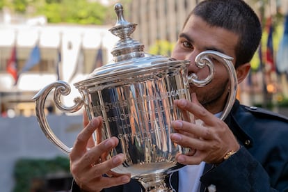 El tenista español Carlos Alcaraz besa el trofeo que lo acredita como campeón del US Open, el 8 de septimebre de 2025.