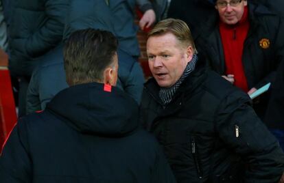 Van Gaal, de espaldas, y Koeman se saludan antes del partido.