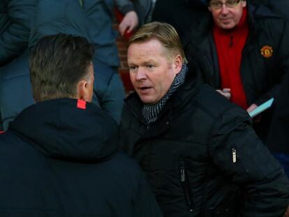 Van Gaal, de espaldas, y Koeman se saludan antes del partido.