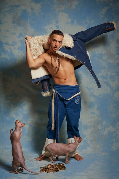 C. Tangana.

El madrileño, exponente más reconocible del trap español para el gran público (incluso actuó recientemente en Operación Triunfo), presentó su disco Ídolo empapelando la madrileña Gran Vía con fotos suyas vestido de Loewe. La estética de las imágenes bien podría pasar por la de una campaña de moda: el cantante posa con un look de la colección otoño-invierno 2017/2018 custodiado por gatos y rodeado de oros. El trapero siempre se ha mostrado interesado en la moda y en exprimir su relación con la ropa y las firmas como una faceta artística más. Loewe, que ya ha vestido a raperos como A$AP Rocky, Franz Ocean o Jay Z, parece estar encantada de vincularse con el nuevo 'ídolo' millennial (en el videoclip de Llorando en la limo vuelve a aparecer con prendas de la firma). Antón, su verdadero nombre, también se ha dejado ver con el logo de Gucci, llenó de joyas Bvlgari su último videoclip y acumula looks de Raf Simons, Maria Ke Fisherman o Lacoste en su cuenta de Instagram.