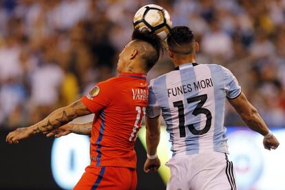 Vargas y Funes Mori saltan por el balón.