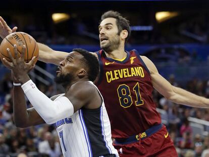 Calderón intenta taponar a Mack en un Cleveland-Orlando.