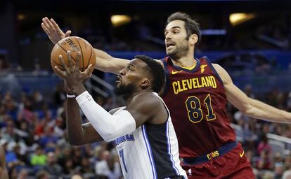 Calderón intenta taponar a Mack en un Cleveland-Orlando.