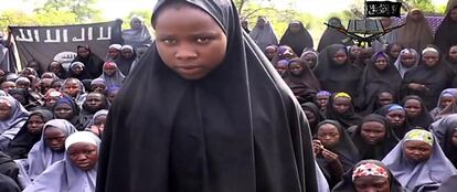Captura del vídeo en el que el grupo terrorista Boko Haram, que mantiene secuestradas a más de doscientas niñas en el norte de Nigeria, muestra imágenes de sus rehenes recitando una sura del Corán.