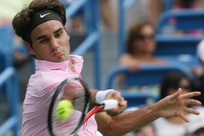 Roger Federer devuelve la bola a Mardy Fish en la final del torneo de Cincinnati.