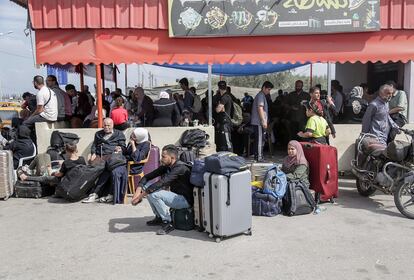 Palestinos con doble nacionalidad esperan a la apertura del paso de Rafah para abandonar la Franja de Gaza. 