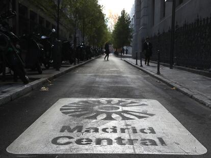 Una pintura de Madrid Central en una de las calles del centro de la capital, en la calle de los Madrazo.