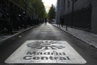 Una pintura de Madrid Central en una de las calles del centro de la capital, en la calle de los Madrazo.