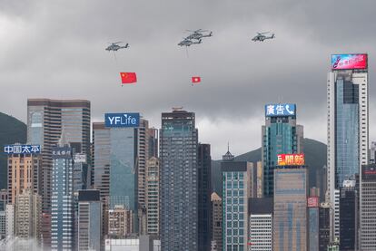 Helicópteros despliegan las banderas de la República Popular China y la RAE de Hong Kong en el cielo de la antigua colonia británica. La estricta seguridad, los cierres de carreteras, la lluvia torrencial y la visita relámpago del presidente chino, Xi Jinping -la primera vez que el mandatario salía de la China continental desde el comienzo de la pandemia, hace dos años y medio-, marcaron la vida de Hong Kong en las últimas 48 horas, coincidiendo con la celebración de los 25 años de control de China sobre el territorio autónomo.