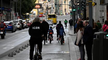 Varios ciclistas circulan este lunes por el carril bici de Gran Vía, en Murcia.