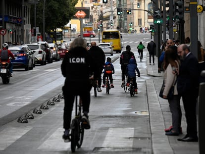 Varios ciclistas circulan este lunes por el carril bici de Gran Vía, en Murcia.