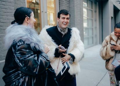 La estilista Alicia Padrón y Alejandro Palomo, a la salida del desfile.