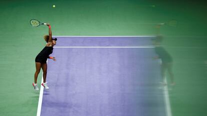 La tenista japonesa Naomi Osaka saca durante un partido de la fase de grupos del WTA Tour contra la estadounidense Sloane Stephens, en el Indoor Stadium (Singapur).