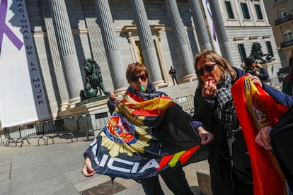 Manifestantes ante el Congreso, este sábado en Madrid.