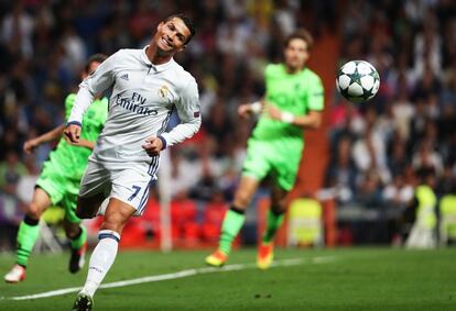 Cristiano Ronaldo corre para hacerse con la pelota.