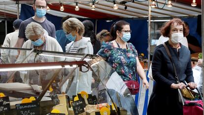 Consumidores numa feira livre de Paris, em agosto do ano passado.