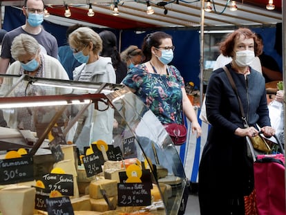 Consumidores numa feira livre de Paris, em agosto do ano passado.