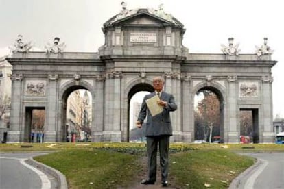 La escultura en cera del que fuera alcalde de Madrid, en la Puerta de Alcalá al cumplirse los 20 años de su muerte.