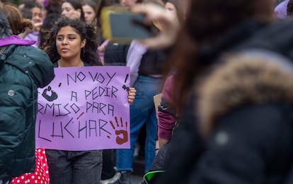 Una chica con una pancarta durante la manifestación del 8-M en San Sebastián.