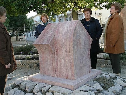 Vecinas de Cúllar Vega (Granada), ante el monolito en memoria de Ana Orantes y Encarnación Rubio.