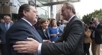 El presidente de la Generalitat, Alberto Fabra, a la derecha, saluda a Vicente Boluda, presidente de AVE.