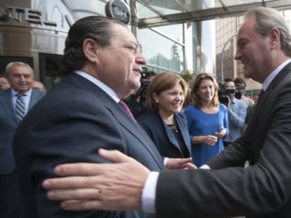 El presidente de la Generalitat, Alberto Fabra, a la derecha, saluda a Vicente Boluda, presidente de AVE.