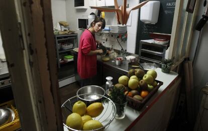 En el restaurante La Mojigata, Natalia Cisneros prepara un pastel de zanahoria, una de sus recetas más famosas. Utiliza productos ecológicos para la elaboración de sus platos.