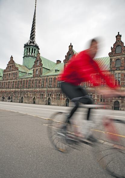 Ciclista en Børsgade. Detrás, el edificio de la Bolsa