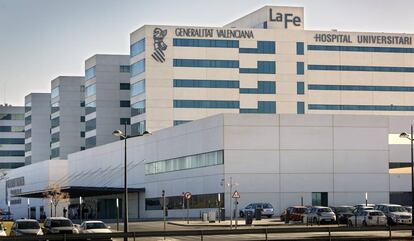 Fachada del Hospital La Fe de Valencia, donde este viernes a muerto una mujer por legionela.