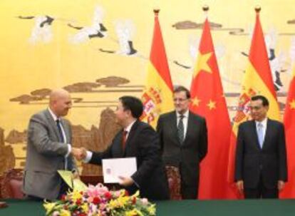 El director general de Carbures, Javier Moreno, junto al representante de la empresa china Shengyang Hengrui, Yongtao Gu, ante el presidente Rajoy y un representante del gobierno chino.