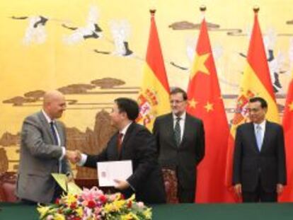 El director general de Carbures, Javier Moreno, junto al representante de la empresa china Shengyang Hengrui, Yongtao Gu, ante el presidente Rajoy y un representante del gobierno chino.