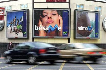 Carteles publicitarios de Movistar, en una calle de Madrid.