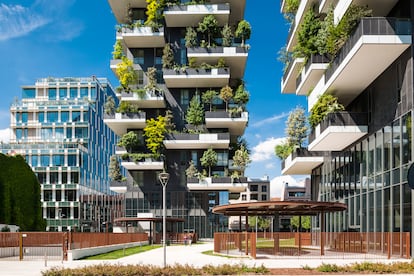 Entrada del conjunto de edificios sostenibles Vertical Forest, en Milán (Italia), obra del estudio de arquitectura Stefano Boeri Architetti.