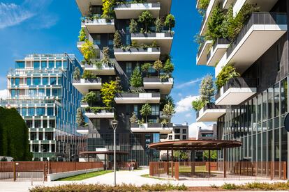 Entrada del conjunto de edificios sostenibles Vertical Forest, en Milán (Italia), obra del estudio de arquitectura Stefano Boeri Architetti.